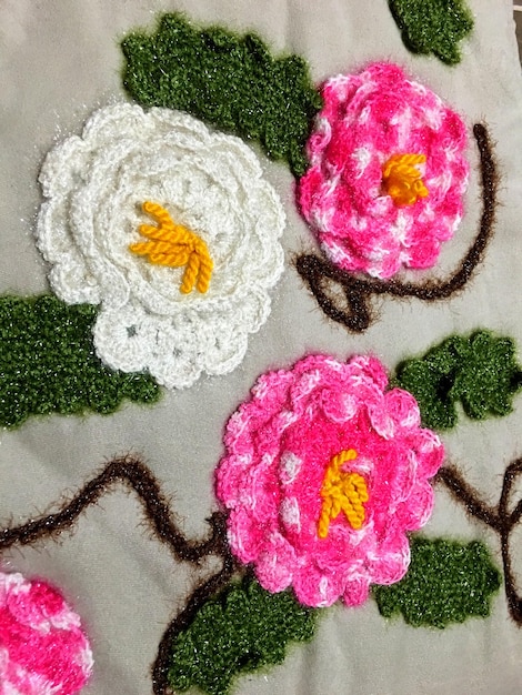 Zbliżenie na haftowane kwiaty